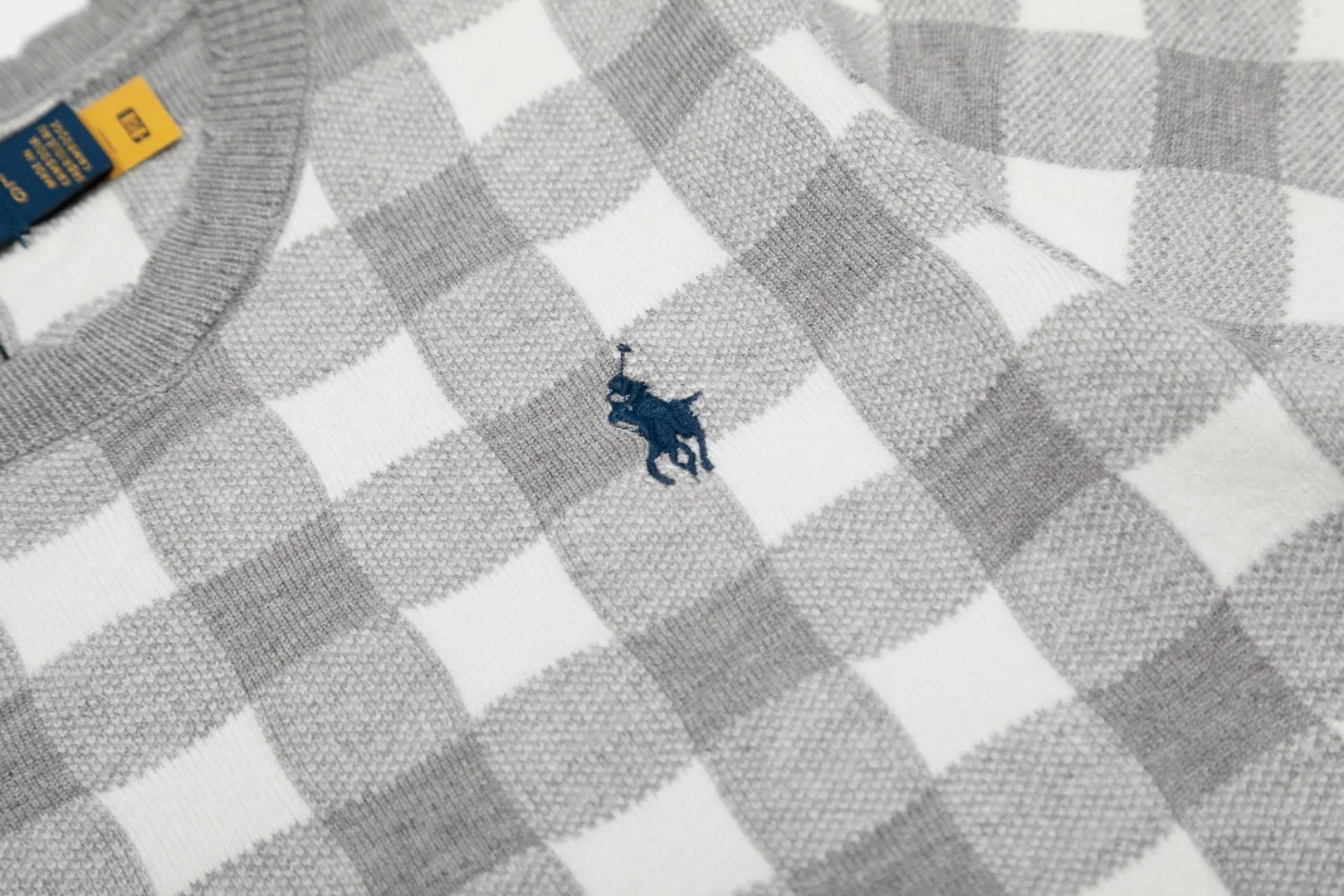 P150 💰 "Top quality" Style number: DS215# (on sale all year round) [Ralph Lauren plaid jacquard basic pony embroidered logo knitted round neck short sleeves] ✅Ralph Lauren Ralph Lauren all-match goddess style plain plaid knitted round neck pullover short sleeves for all seasons ✅Main provider of platform live broadcast Wholesale entities ✅ZP quality 1:1 version Scan the code to enter the GF website Counter quality ✅Detailed quality The only one in Guangzhou Imported quality cotton yarn, focusing on high-end, cost-effective, good quality needless to say ✅The version restores the original version, loose, comfortable and stress-free, simple is high-end, classic is eternal, ✅The upper body is simple and easy to match, a must-have for goddess ootd. Good-looking clothes are never picky. A must-have in the goddess' wardrobe. Size: S-L Color: Navy Gray Yellow Pink Light Blue Red